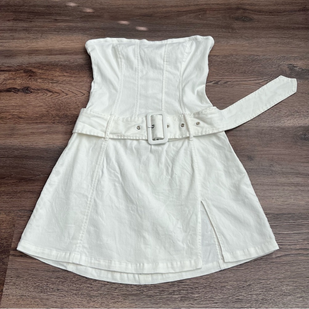 Selfie Leslie White Strapless Dress with Belt Size Medium